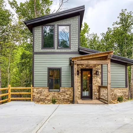 Lullaby Falls- Hot Tub, Wifi, Near 75 Ft Waterfall, Free Attraction Tickets!!!